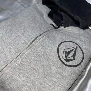Volcom zip up🤍